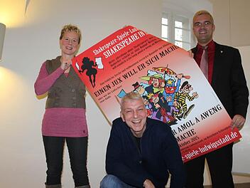 Bürgermeister Timo Ehrhardt, Intendant Daniel Leistner und die Akteurin und Leiterin des Tourismusbüros Rennsteig-Region im Frankenwald, Manja Hünlein, freuen sich über den Erfolg der Shakespeare-Spiele (von links). Foto: Veronika Schadeck