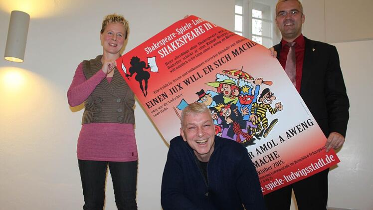 Bürgermeister Timo Ehrhardt, Intendant Daniel Leistner und die Akteurin und Leiterin des Tourismusbüros Rennsteig-Region im Frankenwald, Manja Hünlein, freuen sich über den Erfolg der Shakespeare-Spiele (von links). Foto: Veronika Schadeck