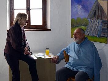 Künstler Erhard Schütze spricht mit einer Besucherin. Foto: Andrea Spörlein