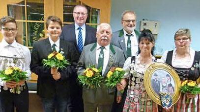 Die neue Schützenregentschaft in Dörfles-Esbach (von links): Lando Abel, Yannik Müller-Stedefeld, Udo Döhler, Rolf Walter, Aribert Machold, Heidi Ganß und Marion Walter.