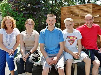 Viele Vorteile der Praxisklasse kennen (von links) Sozialpädagogin Hilda Wischnewski Azubi Julia Sauer, Azubi Stephan Cailloux, Schüler Stanislav Nuschdin und Klassenleiter André Prechtl. Foto: Sigismund von Dobschütz