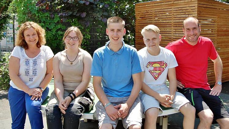 Viele Vorteile der Praxisklasse kennen (von links) Sozialpädagogin Hilda Wischnewski Azubi Julia Sauer, Azubi Stephan Cailloux, Schüler Stanislav Nuschdin und Klassenleiter André Prechtl. Foto: Sigismund von Dobschütz