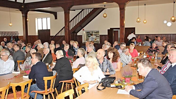 Etwa 120 Frauen und Männer waren in den Hartlebsaal gekommen. Junge Menschen waren eher selten zu sehen. Foto: Helmut Will
