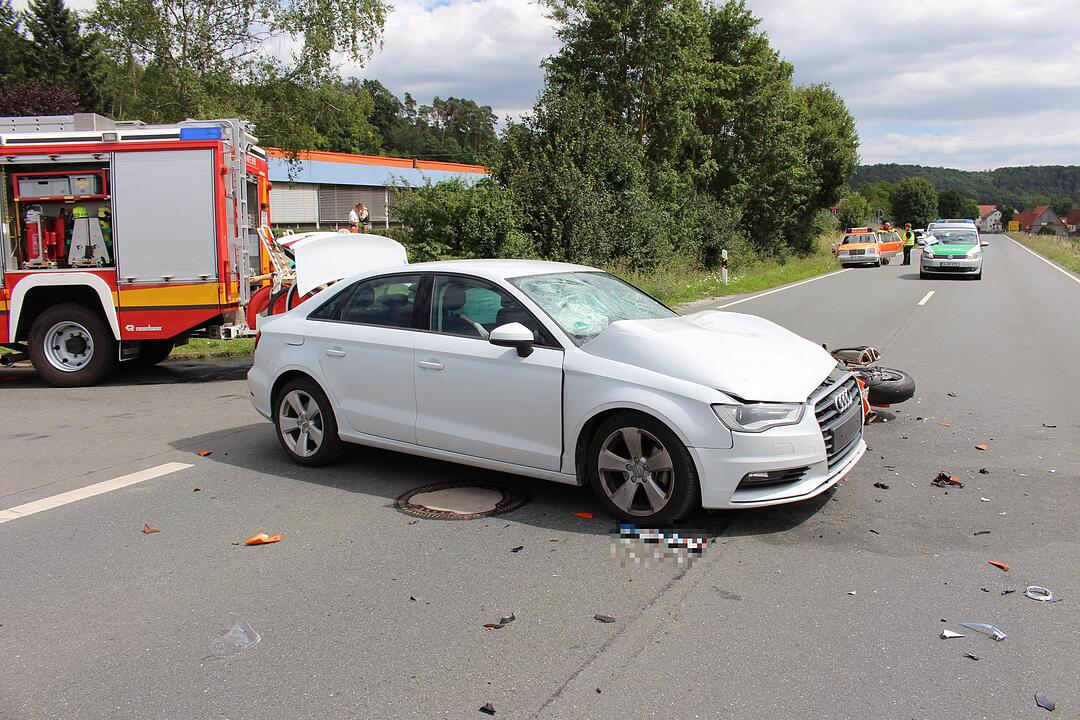 Kreis Neustadt/Aisch: Motorrad kracht ungebremst in Audi – 28-Jähriger stirbt