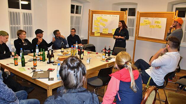 Wollen &ouml;rtliche Musik f&ouml;rdern: Teilnehmer der Workshop in Wittershausen . Stehend Ganna Kravchenko und Christoph St&uuml;rmer. Werner Vogel