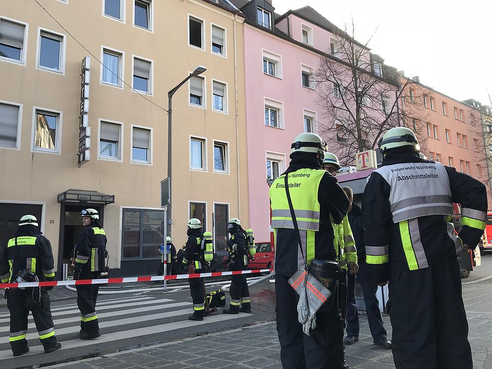 Wohnungsbrand in Nürnberg: Feuerwehr rettet Bewohner mit Drehleiter