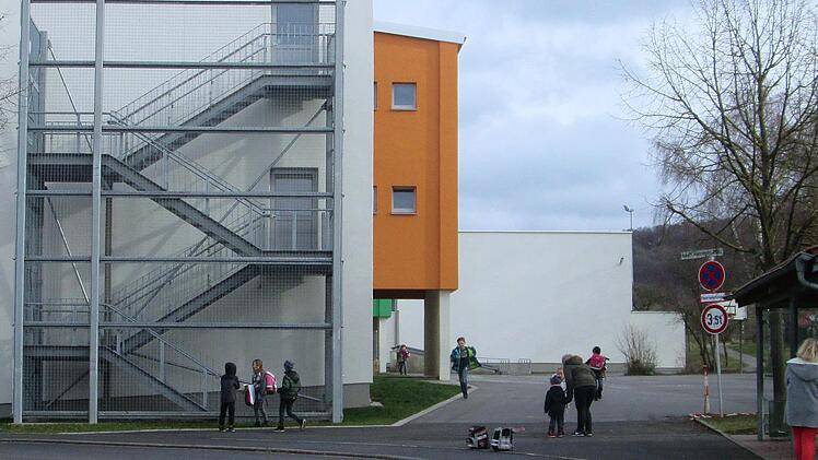 Sperrpfosten oder eine Parkordnung und Kontrolle für den Pausenhof der Johannes-Petri-Schule? Fotos: Winfried Ehling