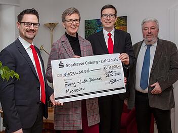 Im Bild von links: Stefan Schneyer, Dekanin Ott-Frühwald, Markus Engel und Klaus Bormann Foto: Klaus Gagel