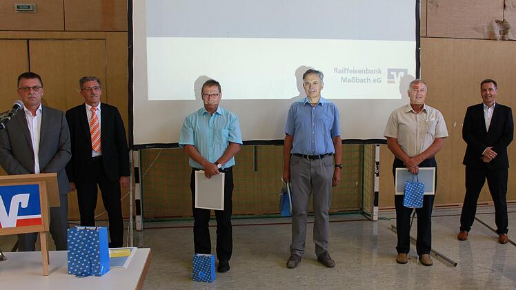 Ehrungen und Verabschiedungen standen bei der Vertreterversammlung der Raiffeisenbank Maßbach eG an: (von links) Aufsichtsratsvorsitzender Franz Geus, Vorstand Horst Seufert, die Aufsichtsräte Erwin Stahl, Norbert Haupt und Jürgen Rudloff und Vorstand Michael Hein. Foto: Jürgen Becker/Raiffeisenbank Maßbach eG