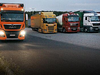 T&auml;glich gegen Abend suchen Brummifahrer auch an der A7-Rastanlage Rh&ouml;n West ein Pl&auml;tzchen f&uuml;r die Nacht. Ein anstrengendes Unterfangen.  Foto: Steffen Standke