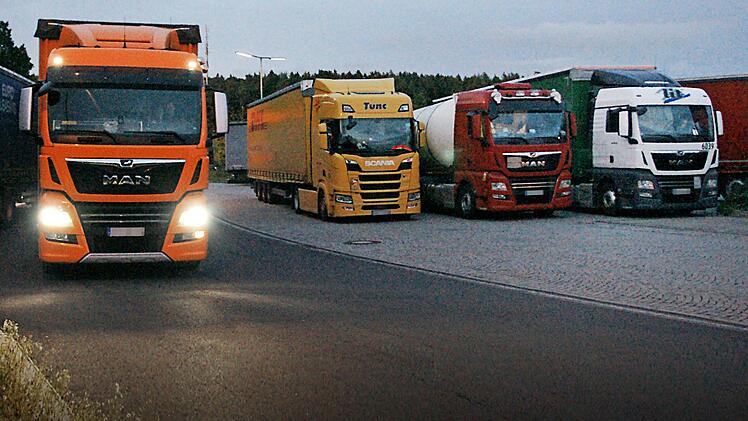 T&auml;glich gegen Abend suchen Brummifahrer auch an der A7-Rastanlage Rh&ouml;n West ein Pl&auml;tzchen f&uuml;r die Nacht. Ein anstrengendes Unterfangen.  Foto: Steffen Standke