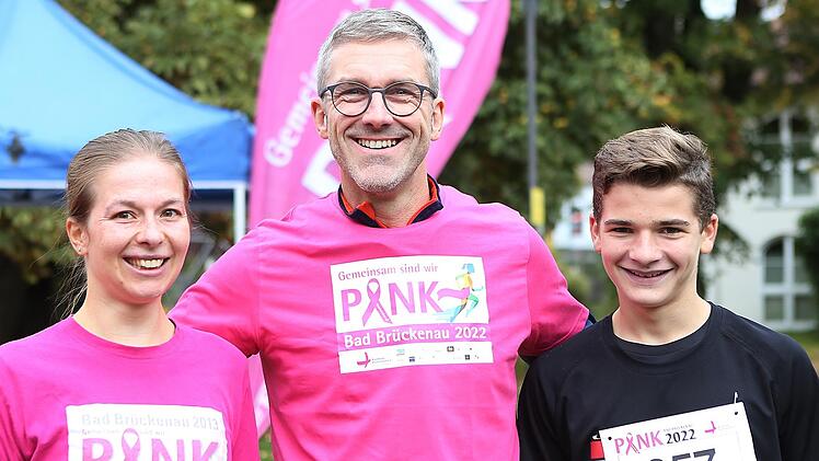 Bürgermeister Jochen Vogel (Mitte) mit den Zeitschnellsten des Pinklaufs Anna Kohl und Leander Lang. Auf dem Foto fehlt der "Gesamtgewinner", Markus Melzer. Foto: Kerstin Junker