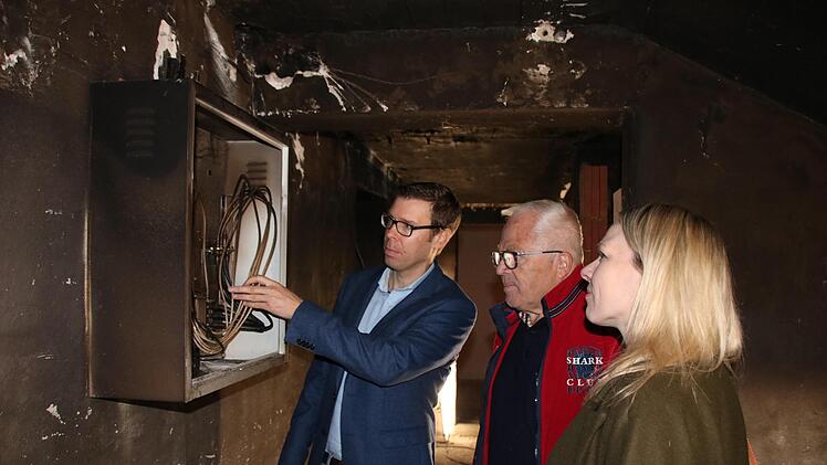Geschäftsführer Marco Lummel (von links) begutachtet mit Siegfried und Tina Eilingsfeld von der gleichnamigen Elektrofirma die Schäden.  Foto: Ralf Ruppert