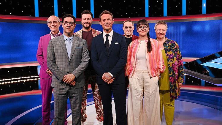 Alexander Bommes (Mitte) bittet seine J&auml;gerinnen und J&auml;ger zur XXL-Ausgabe am Samstagabend, von links: Dr. Thomas Kinne, Sebastian Jacoby, Sebastian Klussmann, Dr. Manuel Hobiger, Annegret Schenkel und Adrianne Rickel.