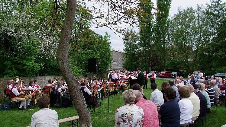 Das Publikum hört dem Konzert auf der Kastanienwiese zu.