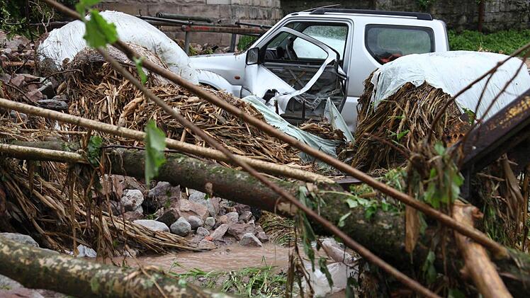 Von Geröllbrocken und Schlammmassen demoliert: ein Jeep an der Paßmühle. Foto: Michael Will