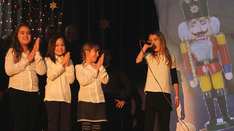 Diese Mädchen trugen das Gedicht vom "Nußknacker" vor.