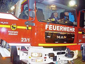 Das neue Einsatzfahrzeug der Freiwilligen Feuerwehr Altendorf, ein TLF 4000, stieß bei seiner Vorstellung auf großes Interesse der Bevölkerung.  Foto: asp
