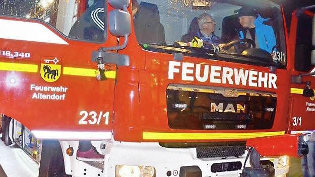 Das neue Einsatzfahrzeug der Freiwilligen Feuerwehr Altendorf, ein TLF 4000, stieß bei seiner Vorstellung auf großes Interesse der Bevölkerung.  Foto: asp