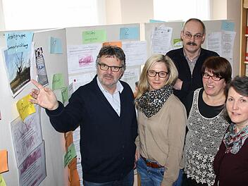 Der Rannunger Arbeitskreis Innenentwicklung trifft sich regelmäßig im Obergeschoss des Rannunger Rathauses. Auf Pinnwänden haben (von links) Harald Klopf, Yvonne Seufert, Bürgermeister Fridolin Zehner, Helene Klopf und Sybille Büttner gesammelt.  Foto: Ralf Ruppert