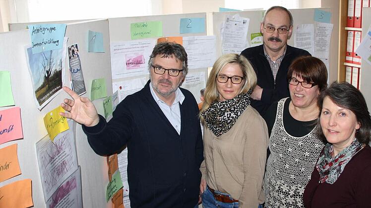 Der Rannunger Arbeitskreis Innenentwicklung trifft sich regelmäßig im Obergeschoss des Rannunger Rathauses. Auf Pinnwänden haben (von links) Harald Klopf, Yvonne Seufert, Bürgermeister Fridolin Zehner, Helene Klopf und Sybille Büttner gesammelt.  Foto: Ralf Ruppert