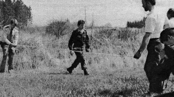 Beamte der Grenzpolizeistation Maroldsweisach (links: Reinhold Albert, der nach der Wiedervereinigung zur Polizei nach Ebern versetzt wurde) bei der Spurensicherung. Archivfoto: Hanns Friedrich