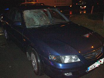 Der Mazda, der den Fußgänger erfasste, wurde im Frontbereich beschädigt.  Foto: Friedwald Schedel