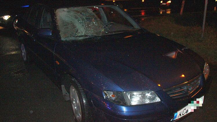 Der Mazda, der den Fußgänger erfasste, wurde im Frontbereich beschädigt.  Foto: Friedwald Schedel