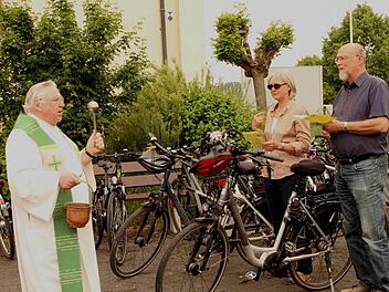 Wallfahrtspfarrer Otmar Pottler bei der Segnung der Räder des Ehepaares Konrad aus Augsfeld. Foto: Günther Geiling