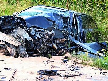 Der 27-jährige Fahrer dieses völlig zertrümmerten Audis überstand den Unfall ohne schwere Verletzungen. Mit Verdacht auf einen Armbruch wurde er ins Höchstadter Krankenhaus gebracht.  Fotos: Andreas Dorsch