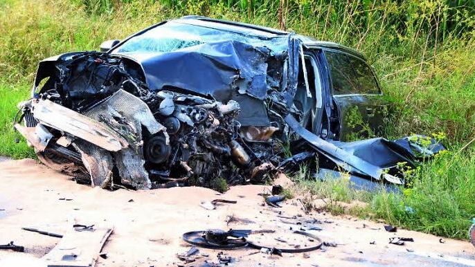 Der 27-jährige Fahrer dieses völlig zertrümmerten Audis überstand den Unfall ohne schwere Verletzungen. Mit Verdacht auf einen Armbruch wurde er ins Höchstadter Krankenhaus gebracht.  Fotos: Andreas Dorsch