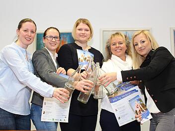 Geballte Frauenpower (v.l.): Gabriele Riedel (Regionalmanagement), Nicole Neuber (Connect), Lisa Gratzke (Gleichstellungsbeauftragte), Nicole Krank (Agentur für Arbeit) und Nadine Detsch (Jobcenter Kronach) freuen sich auf die Wasserflaschenstrategie.  Foto: Lisa Kieslinger