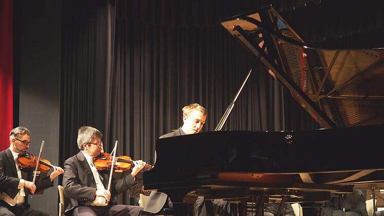 Der 28-jährige Pianist Fabian Müller brillierte mit Mozart. Foto: Nicole Julien-Mann