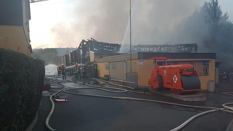 Am Mittwochabend fing die Lagerhalle Feuer. Foto: NEWS5