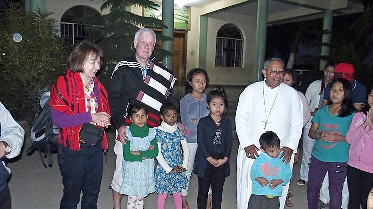 Anita und Ernst Klimek besuchten im vergangenen Jahr gemeinsam mit Bischof James Thoppil das Waisenhaus St. Joseph in Dimapur. Foto: privat