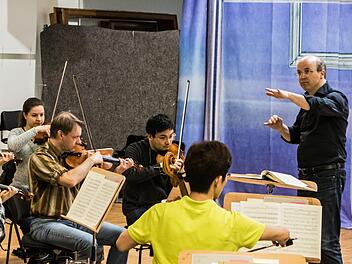 Coburgs Generalmusikdirektor Roland Kluttig probt mit dem Philharmonischen Orchester für das London-Gastspiel des Landestheaters.Foto:_Jochen Berger
