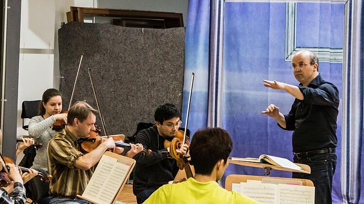 Coburgs Generalmusikdirektor Roland Kluttig probt mit dem Philharmonischen Orchester für das London-Gastspiel des Landestheaters.Foto:_Jochen Berger