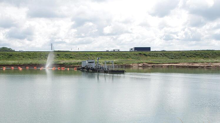 Auch westlich der A3 hat sich inzwischen ein Baggersee mit Grundwasser gefüllt.  Foto: Andreas Dorsch