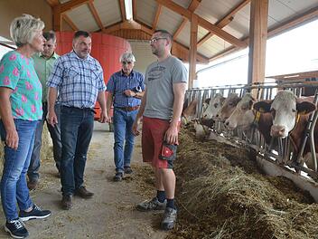 Ein moderner Laufstall. Heidi Bauersachs, Martin Flohrschütz, Wolfgang Schultheiß, Hans Rebelein und Kai Renner (von links) fragen sich, wie lange er den ständig neuen Auflagen der Politik gerecht werden kann.Rainer Lutz