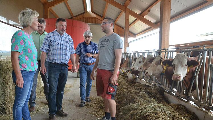 Ein moderner Laufstall. Heidi Bauersachs, Martin Flohrschütz, Wolfgang Schultheiß, Hans Rebelein und Kai Renner (von links) fragen sich, wie lange er den ständig neuen Auflagen der Politik gerecht werden kann.Rainer Lutz