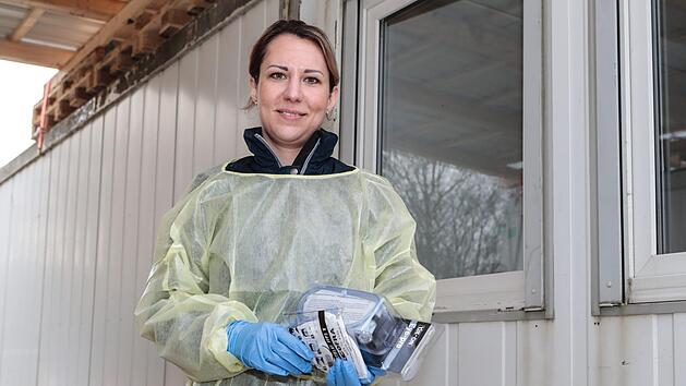 Julia Eichhorn-Lauterbach, Hygienekontrolleurin am Gesundheitsamt Forchheim, nimmt die Abstriche vor. Fotos: Matthias Hoch