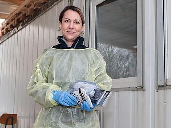 Julia Eichhorn-Lauterbach, Hygienekontrolleurin am Gesundheitsamt Forchheim, nimmt die Abstriche vor. Fotos: Matthias Hoch