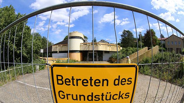 Das Hallenbad im Blick: Eigentlich stehen nur Nullen f&uuml;r die Abriss-Kosten im Haushalt. Nun werden auf Antrag von Stadtrat Klaus Schebler doch Mittel daf&uuml;r eingestellt, allerdings erst in den Finanzplan 2021.  Foto: Dieter Britz