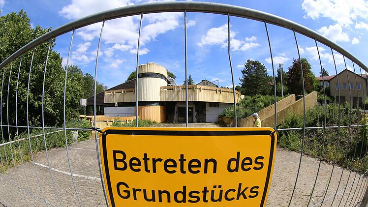 Das Hallenbad im Blick: Eigentlich stehen nur Nullen für die Abriss-Kosten im Haushalt. Nun werden auf Antrag von Stadtrat Klaus Schebler doch Mittel dafür eingestellt, allerdings erst in den Finanzplan 2021.  Foto: Dieter Britz