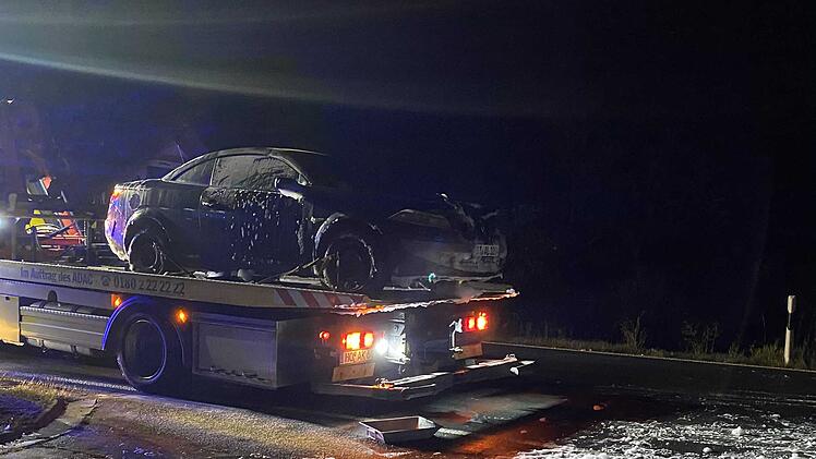 Auto brennt auf Bundesstraße komplett aus