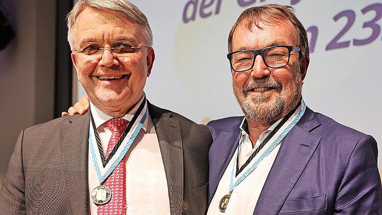 Kulmbach hat zwei neue Tr&auml;ger der Goldenen B&uuml;rgermedaille: die Unternehmerpers&ouml;nlichkeiten Stefan Soin&eacute; (Ireks) und Gerd-Dietmar Kohlrusch (Wiegel, sp&auml;ter SPIE, GDK Unternehmensberatung)