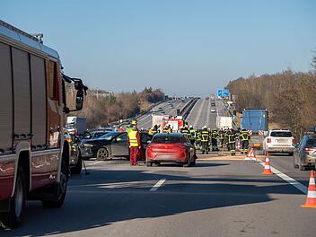 Kreis Roth: Mehrere Unfälle auf der A9 in kürzester Zeit - Gaffer verursachen wohl Massenkarambolage