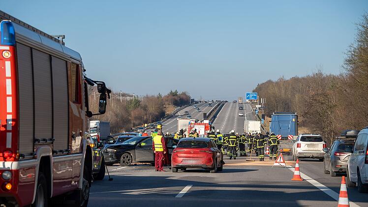 Kreis Roth: Mehrere Unfälle auf der A9 in kürzester Zeit - Gaffer verursachen wohl Massenkarambolage
