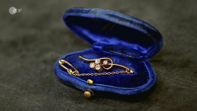 Eine Brosche in Form eines Violinschlüssels mit Sicherheitsnadel datierte Heide Rezepa-Zabel um 1900. Für den Schmuck aus 585er Gold mit Brillanten im Altschliff samt Original-Schatulle wünschten sich die Verkäuferinnen 1.000 Euro. Rezepa-Zabel schätzte 600 bis 700 Euro. Elisabeth Nüdling zahlte letztlich 600 Euro.