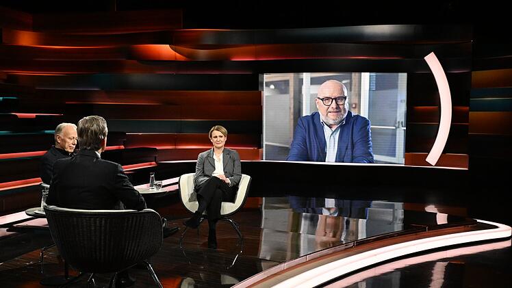 ZDF-Korrespondent Ulf R&ouml;ller (rechts) berichtete aus Davos von der Rede des US-Pr&auml;sidenten. Trump habe sich dort als jemand inszeniert, "der permanent von sich selbst berauscht ist".